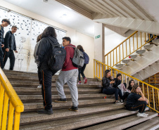  Cerca de um milhão de estudantes voltam às aulas, pela rede de ensino, nesta quarta-feira