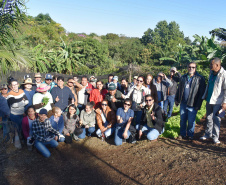 Horta comunitária do programa Cultivar Energia em Maringá recebe comitiva peruana 