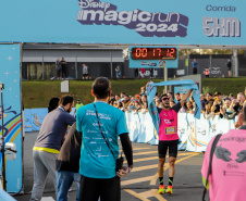 A capital paranaense foi sede neste domingo (4) da prova Disney Magic Run 2024, evento que contou com a participação de aproximadamente 5 mil atletas e aconteceu na Universidade Positivo.