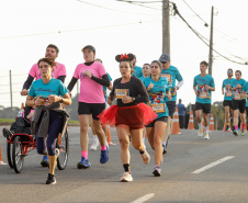 A capital paranaense foi sede neste domingo (4) da prova Disney Magic Run 2024, evento que contou com a participação de aproximadamente 5 mil atletas e aconteceu na Universidade Positivo.