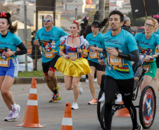 A capital paranaense foi sede neste domingo (4) da prova Disney Magic Run 2024, evento que contou com a participação de aproximadamente 5 mil atletas e aconteceu na Universidade Positivo.