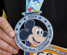 A capital paranaense foi sede neste domingo (4) da prova Disney Magic Run 2024, evento que contou com a participação de aproximadamente 5 mil atletas e aconteceu na Universidade Positivo.