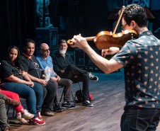 Orquestra Sinfônica do Paraná promove experiência para pessoas com deficiência visual