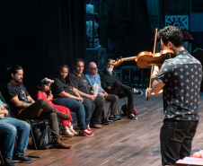 Orquestra Sinfônica do Paraná promove experiência para pessoas com deficiência visual