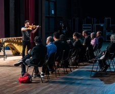 Orquestra Sinfônica do Paraná promove experiência para pessoas com deficiência visual