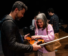 Orquestra Sinfônica do Paraná promove experiência para pessoas com deficiência visual