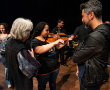 Orquestra Sinfônica do Paraná promove experiência para pessoas com deficiência visual