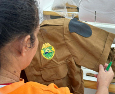 Apenadas transformam fardas antigas em ecobags em projeto que visa sustentabilidade e assistência a militares e suas famílias