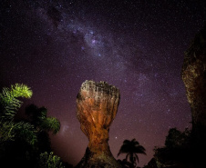 Caminhada Noturna no Parque Estadual de Vila Velha se une ao evento global da NASA