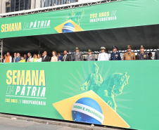  	Desfile com milhares de pessoas festeja os 202 anos da Independência do Brasil