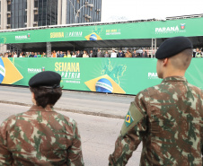  	Desfile com milhares de pessoas festeja os 202 anos da Independência do Brasil