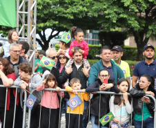  	Desfile com milhares de pessoas festeja os 202 anos da Independência do Brasil