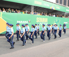  	Desfile com milhares de pessoas festeja os 202 anos da Independência do Brasil