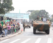  	Desfile com milhares de pessoas festeja os 202 anos da Independência do Brasil