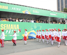  	Desfile com milhares de pessoas festeja os 202 anos da Independência do Brasil