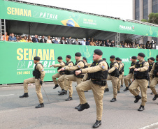  	Desfile com milhares de pessoas festeja os 202 anos da Independência do Brasil