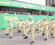  	Desfile com milhares de pessoas festeja os 202 anos da Independência do Brasil