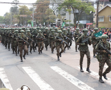  	Desfile com milhares de pessoas festeja os 202 anos da Independência do Brasil