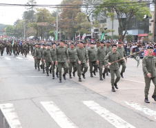  	Desfile com milhares de pessoas festeja os 202 anos da Independência do Brasil