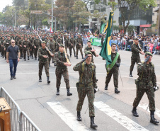  	Desfile com milhares de pessoas festeja os 202 anos da Independência do Brasil