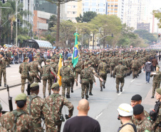  	Desfile com milhares de pessoas festeja os 202 anos da Independência do Brasil