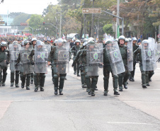  	Desfile com milhares de pessoas festeja os 202 anos da Independência do Brasil