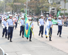  	Desfile com milhares de pessoas festeja os 202 anos da Independência do Brasil