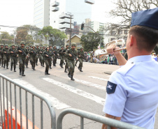  	Desfile com milhares de pessoas festeja os 202 anos da Independência do Brasil