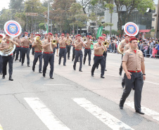  	Desfile com milhares de pessoas festeja os 202 anos da Independência do Brasil