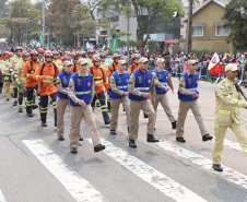  	Desfile com milhares de pessoas festeja os 202 anos da Independência do Brasil