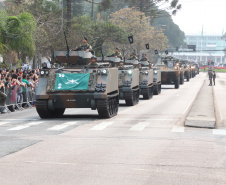  	Desfile com milhares de pessoas festeja os 202 anos da Independência do Brasil