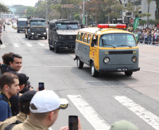  	Desfile com milhares de pessoas festeja os 202 anos da Independência do Brasil