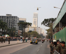  	Desfile com milhares de pessoas festeja os 202 anos da Independência do Brasil