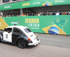  	Desfile com milhares de pessoas festeja os 202 anos da Independência do Brasil