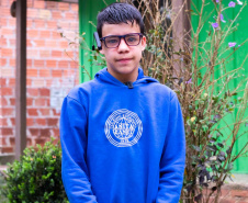 Por meio do projeto Óculos Amigo, Luiz Henrique da Rocha, 13 anos, recebeu um dispositivo de tecnologia assistiva que tem auxiliado o aluno da rede estadual de  ensino a ter mais autonomia na escola e em casa.