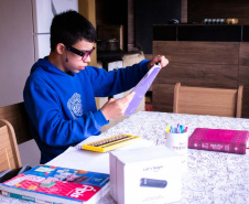 Por meio do projeto Óculos Amigo, Luiz Henrique da Rocha, 13 anos, recebeu um dispositivo de tecnologia assistiva que tem auxiliado o aluno da rede estadual de  ensino a ter mais autonomia na escola e em casa.