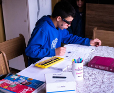 Por meio do projeto Óculos Amigo, Luiz Henrique da Rocha, 13 anos, recebeu um dispositivo de tecnologia assistiva que tem auxiliado o aluno da rede estadual de  ensino a ter mais autonomia na escola e em casa.