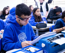 Por meio do projeto Óculos Amigo, Luiz Henrique da Rocha, 13 anos, recebeu um dispositivo de tecnologia assistiva que tem auxiliado o aluno da rede estadual de  ensino a ter mais autonomia na escola e em casa.