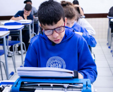 Por meio do projeto Óculos Amigo, Luiz Henrique da Rocha, 13 anos, recebeu um dispositivo de tecnologia assistiva que tem auxiliado o aluno da rede estadual de  ensino a ter mais autonomia na escola e em casa.