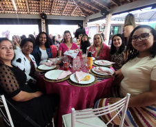 Mulheres prestigiam Feijoada Rosa da Portos do Paraná