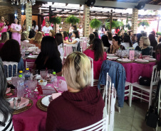 Mulheres prestigiam Feijoada Rosa da Portos do Paraná