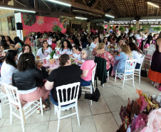 Mulheres prestigiam Feijoada Rosa da Portos do Paraná