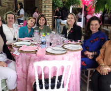 Mulheres prestigiam Feijoada Rosa da Portos do Paraná