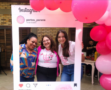 Mulheres prestigiam Feijoada Rosa da Portos do Paraná