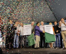 532 famílias de Cafelândia e Nova Aurora recebem as chaves da casa própria