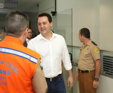 O governador Carlos Massa Ratinho Júnior visitou nesta segunda-feira (14) a estrutura da Coordenadoria Estadual de Proteção e Defesa Civil do Paraná. O órgão, localizado no Palácio Araucária, em Curitiba, faz o monitoramento dos eventos climáticos que ocorrem no Estado por meio do Centro Estadual de Gerenciamento de Riscos e Desastres (Cegerd). - Curitiba, 14/01/2019 - Foto: Rodrigo Félix Leal/ANPr