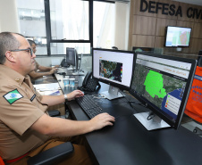 O governador Carlos Massa Ratinho Júnior visitou nesta segunda-feira (14) a estrutura da Coordenadoria Estadual de Proteção e Defesa Civil do Paraná. O órgão, localizado no Palácio Araucária, em Curitiba, faz o monitoramento dos eventos climáticos que ocorrem no Estado por meio do Centro Estadual de Gerenciamento de Riscos e Desastres (Cegerd). - Curitiba, 14/01/2019 - Foto: Rodrigo Félix Leal/ANPr