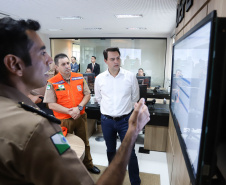 O governador Carlos Massa Ratinho Júnior visitou nesta segunda-feira (14) a estrutura da Coordenadoria Estadual de Proteção e Defesa Civil do Paraná. O órgão, localizado no Palácio Araucária, em Curitiba, faz o monitoramento dos eventos climáticos que ocorrem no Estado por meio do Centro Estadual de Gerenciamento de Riscos e Desastres (Cegerd). - Curitiba, 14/01/2019 - Foto: Rodrigo Félix Leal/ANPr