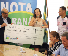 O secretário da Fazenda, Renê Garcia Júnior, entregou nesta segunda-feira (21) os três principais prêmios do 38º sorteio do Nota Paraná, que aconteceu no último dia 10 de janeiro