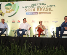 O governador Carlos Massa Ratinho Junior e a ministra da Agricultura, Pecuária e Abastecimento, Tereza Cristina, participam do evento que marca a abertura nacional da colheita da soja. Apucarana, 24/01/2019. Foto: Rodrigo Felix Leal/ANPr